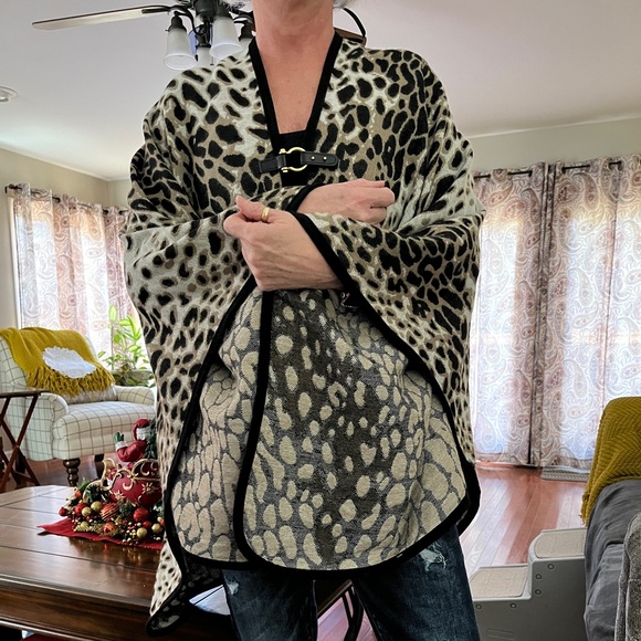 Marc New York Leopard Print Pancho Cape with Gold Clasp and Black Trim One Size - Picture 7 of 9